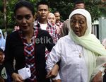 Diantar Naik Motor Rieke Nyoblos