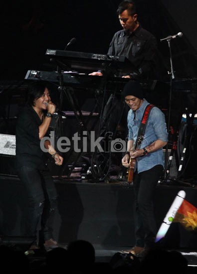 Reuni Dewa 19 di Konser Ari Lasso