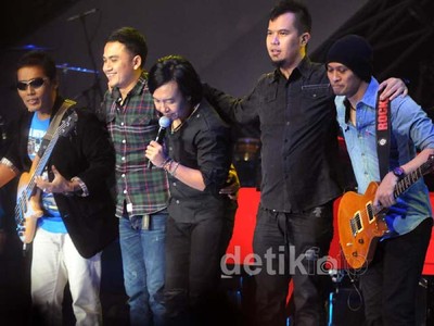 Reuni Dewa 19 di Konser Ari Lasso