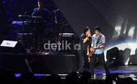 Total ada tujuh lagu yang dibawakan Ari dengan formasi Dewa 19 saat ini yaitu Ahmad Dhani (keyboard), Andra (gitar), Yuke (bass) dan Agung (drum)