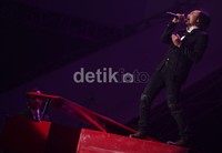 Seakan tak mau tepuk tangan penonton berhenti, lagu 'Mana Ku Tahu' pun langsung menghentak.     