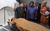 Mochtar Riady, Founder Lippo Group (kiri) sedang menjelaskan proses pemakaian dan manfaat Gamma Knife di Gamma Knife Center Indonesia, Siloam Hospital Lippo Village kepada dr Suprianto, Sekjen Departemen Kesehatan (dua kiri), dan Mrs Ewa Poland, Duta Besar Swedia (kanan).     
