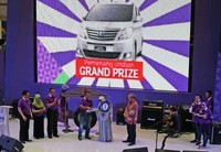  Direktur Utama PT Bank Muamalat Tbk  Arviyan Arifin (tengah) menyerahkan grand prize 1 unit toyota Alphard kepada Yati Rakhmawati di Yogyakarta.
