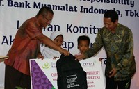 Program CSR Bank Muamalata juga menyerahkan bantuan program pendidikan bagi masyarakat korban gubung merapi di Yogyakarta.