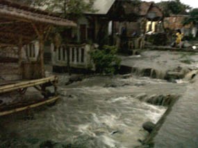 Hujan Deras, Dua Rumah di Pacet Rusak Diterjang Air