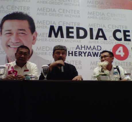 Cagub Independen Dikdik Mulyana Beri Ucapan Selamat ke Aher-Demiz 