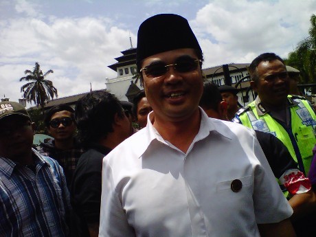 Salam Kelingking dan Senyuman Terakhir Aceng Sebagai Bupati Garut