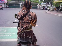 Pakai helmnya ya Pak (Foto C.Bintoro Tri Anggono).