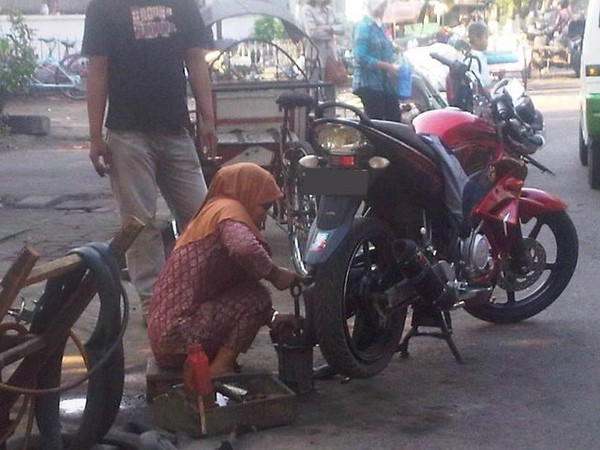 Tukang Tambal Ban Wanita