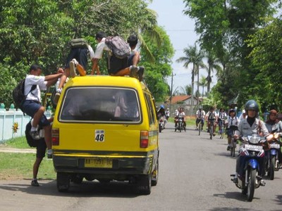 Pelajar SMP dan Angkot