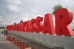 Senja Penuh Gaya di Pantai Losari
