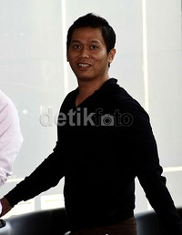 Ridwan meninggalkan gedung KPK seusai diperiksa penyidik. Ramses/detikFoto.