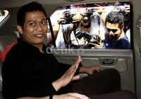Ridwan memasuki mobil Toyota Fortuner bernopol B 1015 SJD yang sudah menunggunya di depan gerbang. Ramses/detikFoto.