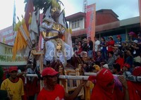 Suasana mendung di kota Singkawang, Kalimantan Barat, tidak menyurutkan masyarakat Singkawang untuk menyaksikan festival cap go meh di kota seribu klenteng ini. David Saut/detikcom.