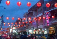 Kota amoi ini sendiri dihiasi lampion-lampion merah oriental yang menarik mata sepanjang sudut kota ini, seperti di Jalan Diponegoro, Jalan AG Situt, dan sejumlah jalan lainnya. David Saut/detikcom.