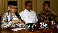 (Ki-ka) Penasehat KPK Abdullah Hehamahua, Wakil Ketua KPK Busyro Muqoddas, dan Juru Bicara KPK Johan Budi memberikan keterangan pers. Ramses/detikFoto.