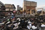 Mengais Sisa Kebakaran di Pademangan