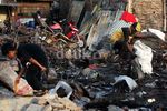 Mengais Sisa Kebakaran di Pademangan