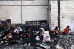 Mengais Sisa Kebakaran di Pademangan