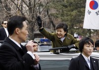 Park Geun-hye melambaikan tangan kepada rakyatnya. REUTERS/Kim Hong-Ji.
