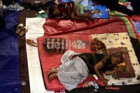 Sejumlah pengungsi tertidur lelap di Gedung Gelanggang Remaja, Pademangan, Jakarta Utara.