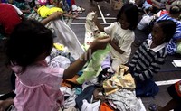 Beberapa anak memilih pakaian yang disumbangkan warga.