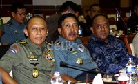 (Ki-ka) KSAD Jenderal TNI Pramono Edhie, Panglima TNI Laksamana Agus Suhartono, dan Kepala BIN Letjen TNI Marciano Norman mendengarkan pertanyaan anggota Komisi I. Ramses/detikFoto.