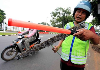 Ranjau Paku Bertebaran di Depan Istana Negara