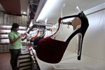 Sepatu Asal China Serbu Pasar Lokal