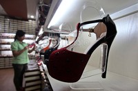 Menurut pedagang di kawasan ini sepatu asal China banyak diminati oleh pembeli dengan alasan murah dan nyaman untuk dipakai dibanding sepatu lokal.