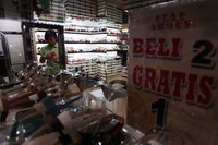Toko ini juga memberikan promo untuk sepatu-sepatu China yang dijualnya.