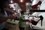Sepatu Asal China Serbu Pasar Lokal
