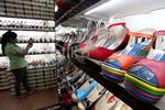 Sepatu Asal China Serbu Pasar Lokal