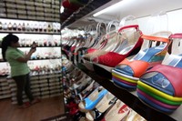 Sepatu-sepatu ini dibandrol dengan harga Rp 195 ribu hingga Rp 215 ribu.