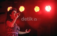 Penyanyi Krisdayanti ikut meramaikan suasana dengan lagu nasional.