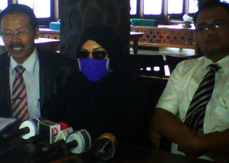 Pelapor Raffi Ahmad Muncul Pakai Masker dan Kaca Mata Hitam