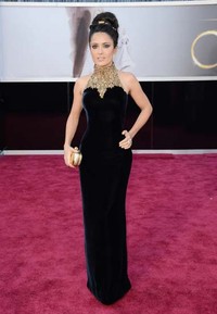 Salma Hayek terlihat anggun dibalut gaun hitam Alexander McQueen. Jason Merritt/Getty Images.     