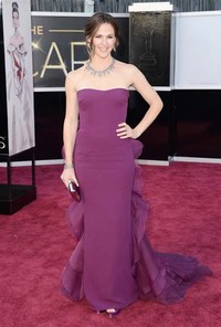 Jennifer Garner cantik bergaun ungu. Jason Merritt/Getty Images.