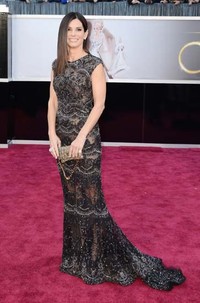 Sandra Bulock tersenyum di red carpet. Jason Merritt/Getty Images.