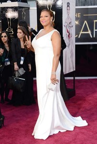  Queen Latifah menawan bergaun putih. Jason Merritt/Getty Images.