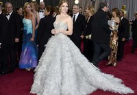 Amy Adams tampil glamor dalam balutan gaun Oscar de la Renta. Frazer Harrison/Getty Images.
