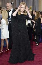 Adele dan Gaunnya yang Super Berat