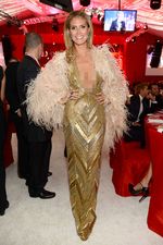 Heidi Klum Pamer Belahan Dada di Pesta Usai Oscar