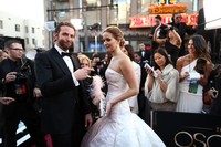 Pemain 'Silver Linings Playbook' Bradley Cooper dan Jennifer Lawrence menyapa para fans. Christopher Polk/Getty Images.