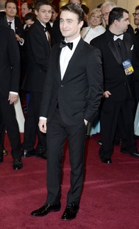 Daniel Radcliffe berpose dengan setelan tuxedonya. Frazer Harrison/Getty Images.