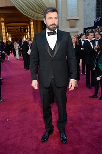 Ben Affleck terlihat gagah dengan setelan tuxedo-nya. Kevork Djansezian/Getty Images.