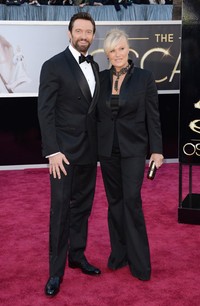 Hugh Jackman ditemani istrinya Deborah Lee Furness. Jason Merritt/Getty Images.