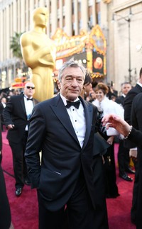Robert De Niro, aktor yang pernah meraih dua penghargaan Academy Awards itu berpose di depan kamera. Christopher Polk/Getty Images.