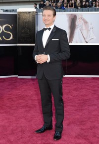 Pemain film 'Hansel and Gretel', Jeremy Renner hadir pula di acara bergengsi tersebut. Jason Merritt/Getty Images.