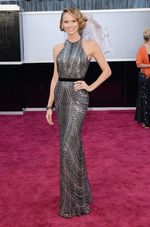 Bertabur Bintang Bergaun Hitam di Oscar 2013